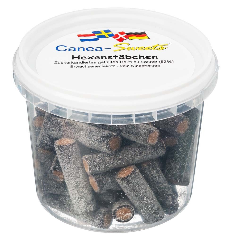 Zuckerlakritz in einem transparenten Behälter. Auf dem Deckel steht "Canea-Sweets Hexenstäbchen".