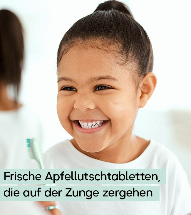 Ein lächelndes Kind hält eine Zahnbürste. Text: Frische Apfellutschtabletten, die auf der Zunge zergehen.