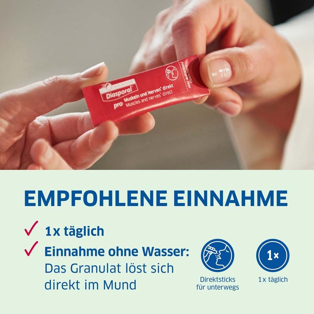 Hand reicht Direktstick. Text: 1x täglich, Einnahme ohne Wasser. Direktsticks für unterwegs.