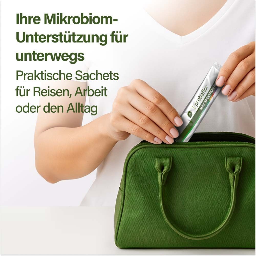 Frau mit grüner Tasche. Sie hält ein Sachet von Probaflor MAX SPEKTRUM N95. Praktische Sachets für unterwegs.