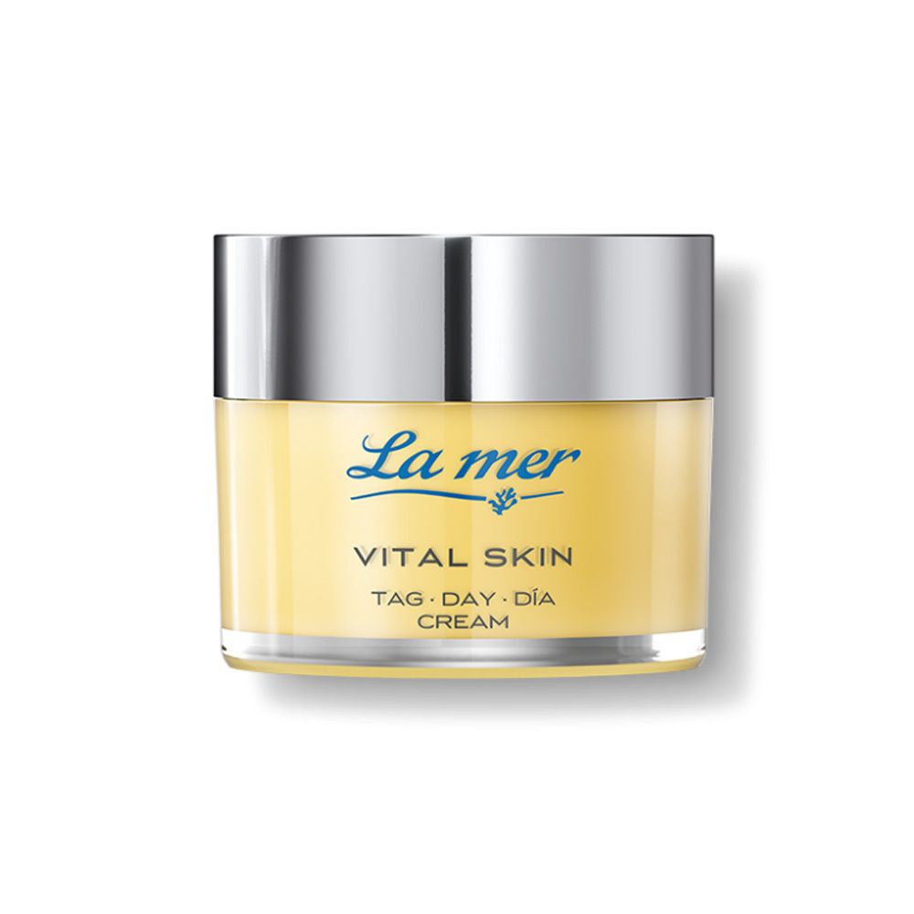 Creme-Tiegel mit silberfarbenem Deckel. Aufschrift: La mer, Vital Skin, Tag Day Dia Cream. Gelbe Creme sichtbar.