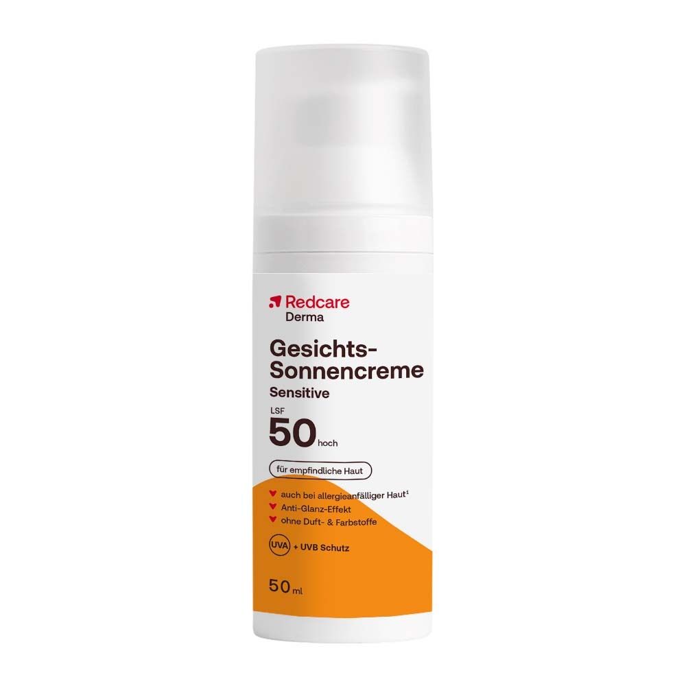 Weiße Flasche Redcare Gesichts-Sonnencreme Sensitive LSF 50. Mit rotem Logo und Produktinformationen. Orangefarbener Bereich.
