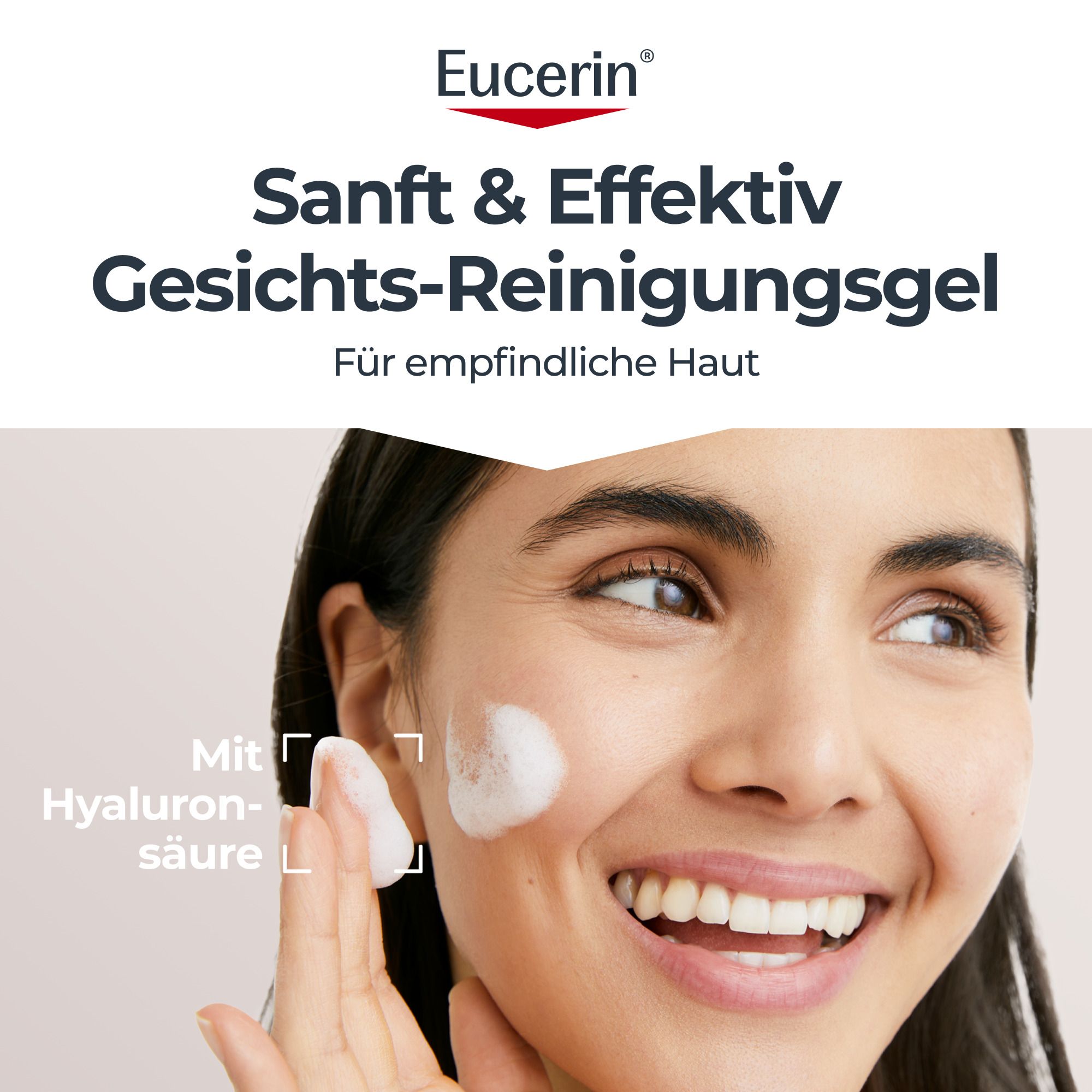 Frau mit Schaum auf der Haut. Text: Sanft & Effektiv Gesichts-Reinigungsgel. Mit Hyaluronsäure.