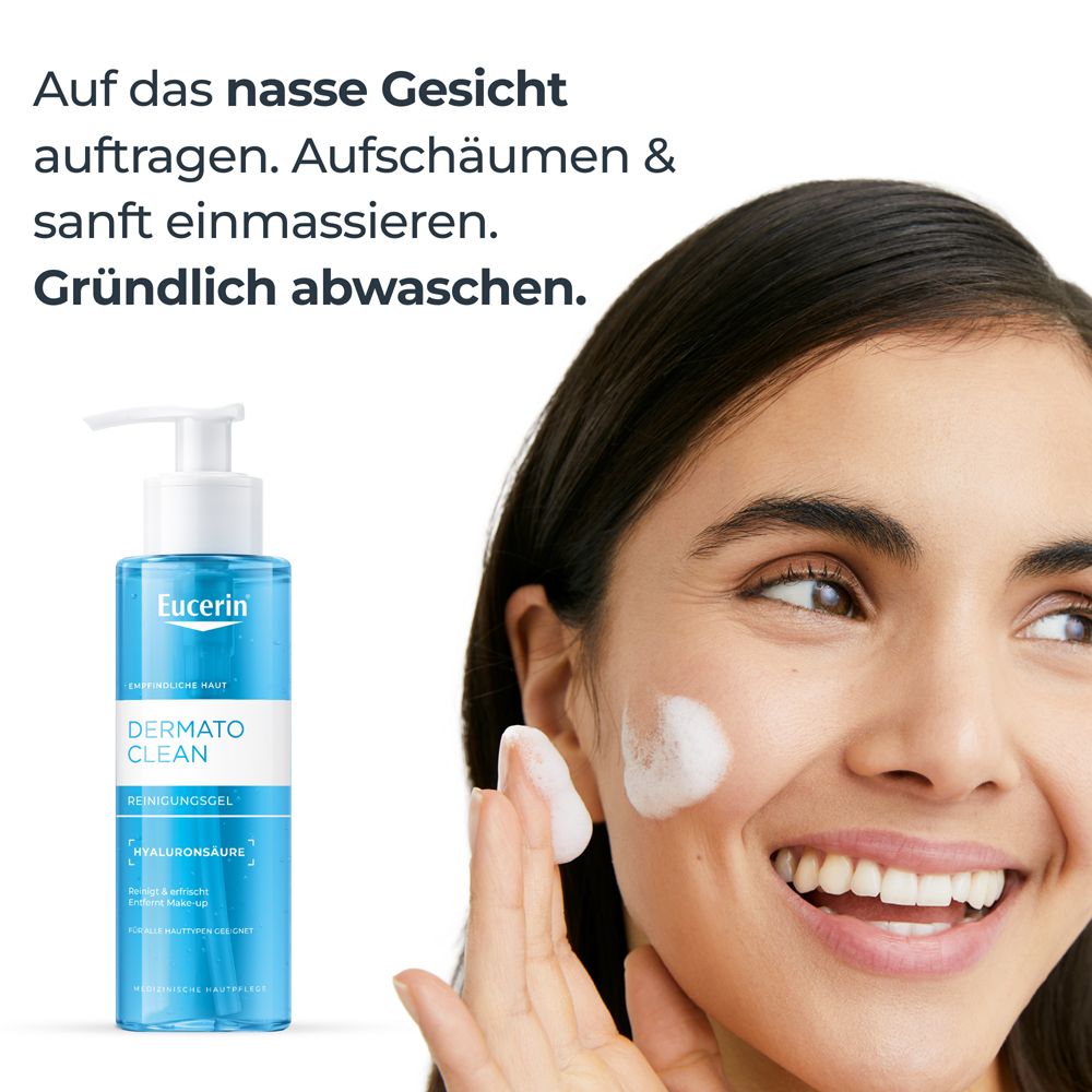 Frau trägt Schaum auf das Gesicht auf. Eucerin DermatoClean Reinigungsgel. Marke Eucerin.