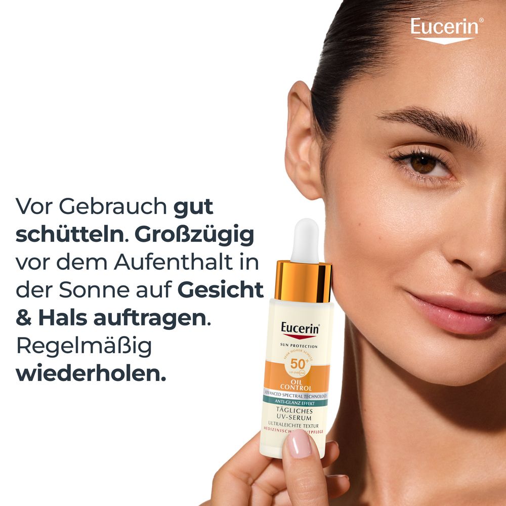 Frau hält Serumflasche. Text: Vor Gebrauch gut schütteln. Großzügig vor dem Aufenthalt in der Sonne auf Gesicht & Hals auftragen.