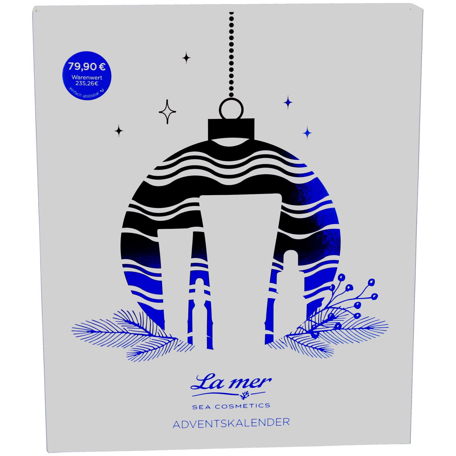 Adventskalender von La Mer. Quadratische Verpackung mit blau-schwarzem Christbaumkugel-Design. Preisetikett mit Preisangabe.