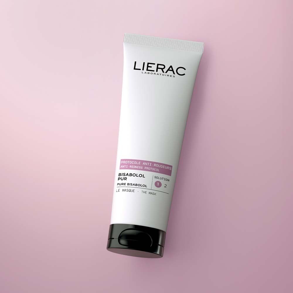 Weiße Tube mit schwarzem Deckel. Aufschrift: LIERAC, Protocole Anti-Rötungen, Bisabolol Pur. Rosa Hintergrund.