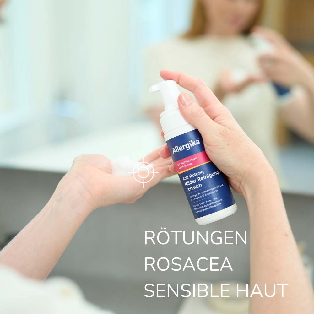 Hände halten eine Flasche. Aufschrift Allergika, Anti-Rötung, milder Reinigungsschaum. Schaum in der Hand. Text: Rötungen, Rosacea, sensible Haut.