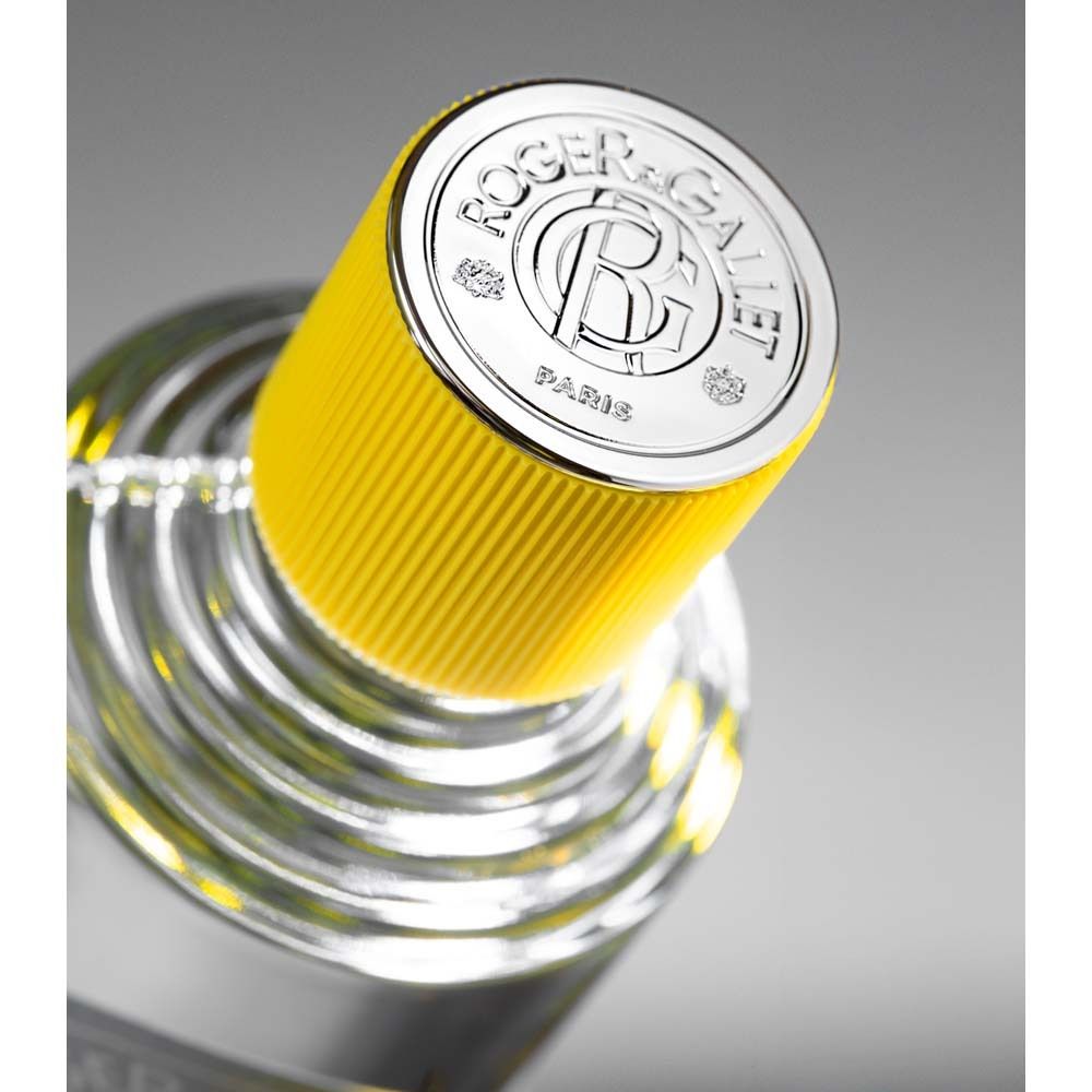 Nahaufnahme des Flaschenverschlusses. Gelber Verschluss mit Logo und Schriftzug ROGER & GALLET.