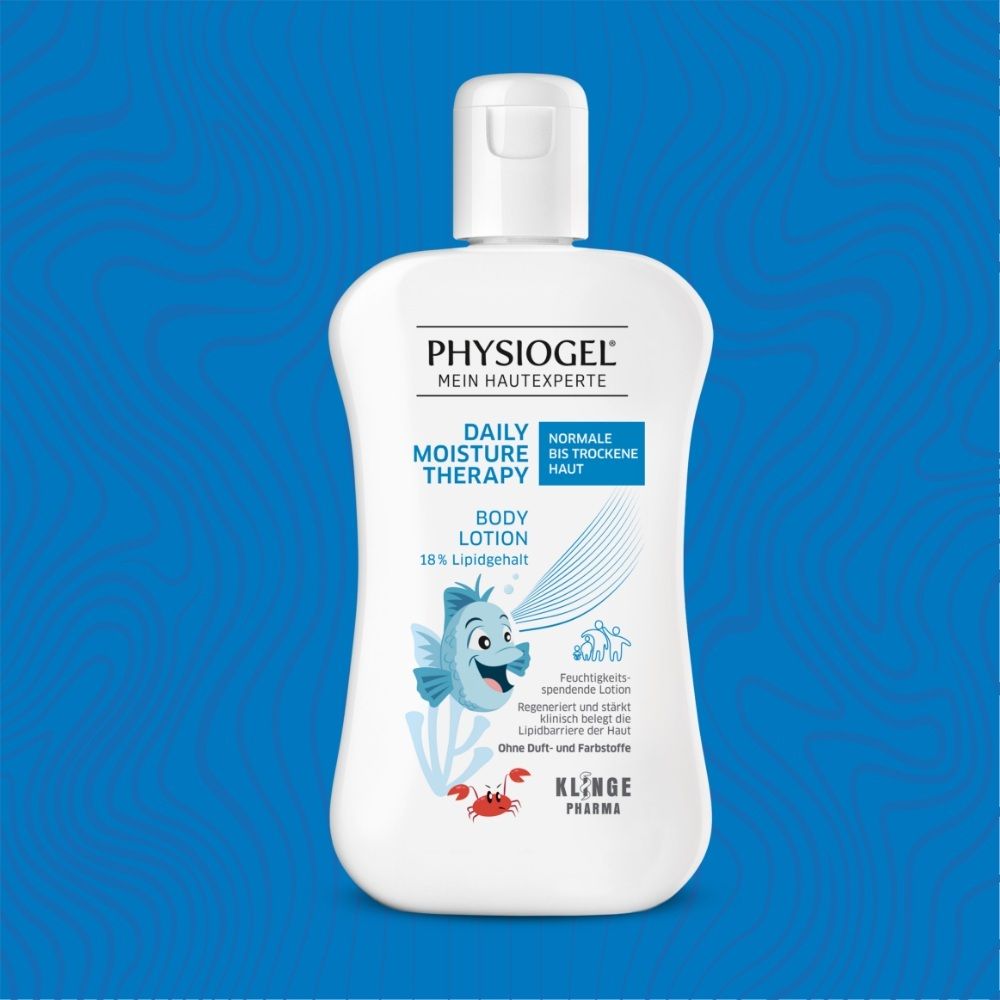 Weiße Flasche PHYSIOGEL® Body Lotion mit blauem Etikett und Fisch-Illustration auf blauem Hintergrund.