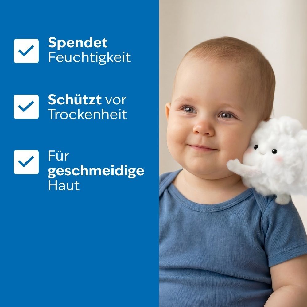 Lächelndes Baby mit flauschigem Spielzeug, neben blauen Kästchen mit Haken und Text über Feuchtigkeit.