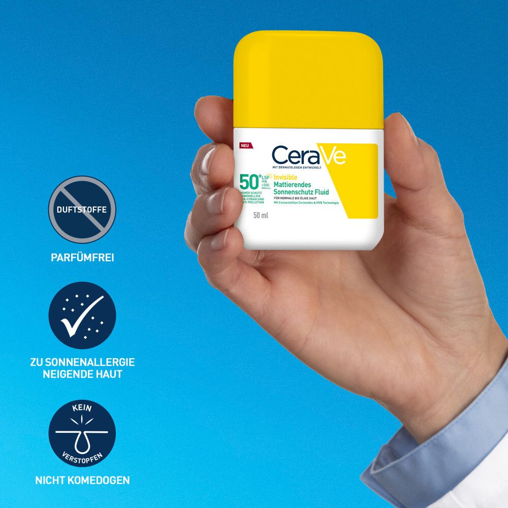 Hand hält eine gelb-weiße Flasche. Text: CeraVe, Invisible Mattierendes Sonnenschutz Fluid LSF 50+. Parfumfrei, nicht komedogen.