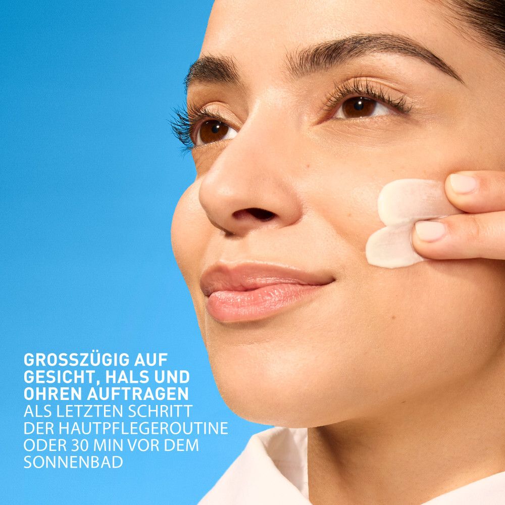 Frau trägt Produkt auf. Text: Großzügig auf Gesicht, Hals und Ohren auftragen. Als letzten Schritt der Hautpflegeroutine.