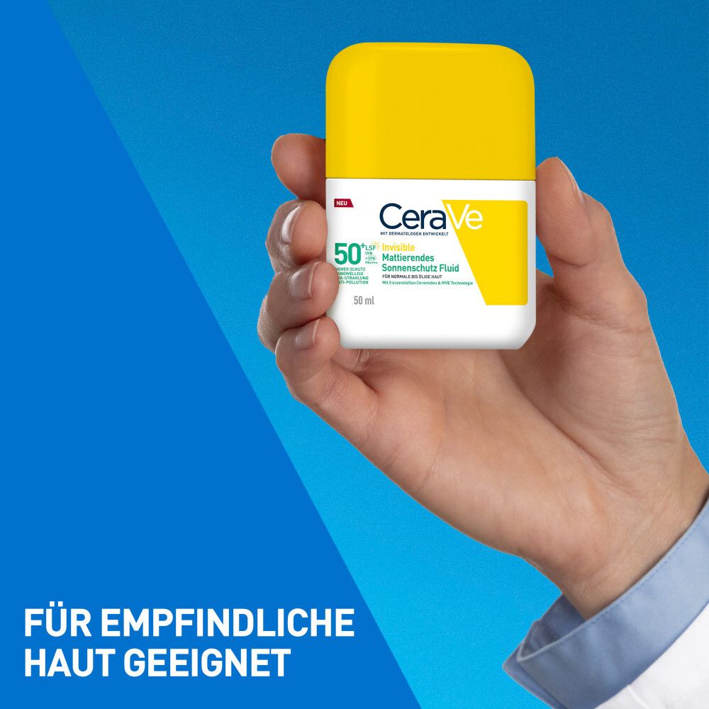 Hand hält eine gelb-weiße Flasche. Text: CeraVe, Invisible Mattierendes Sonnenschutz Fluid LSF 50+. Für empfindliche Haut geeignet.