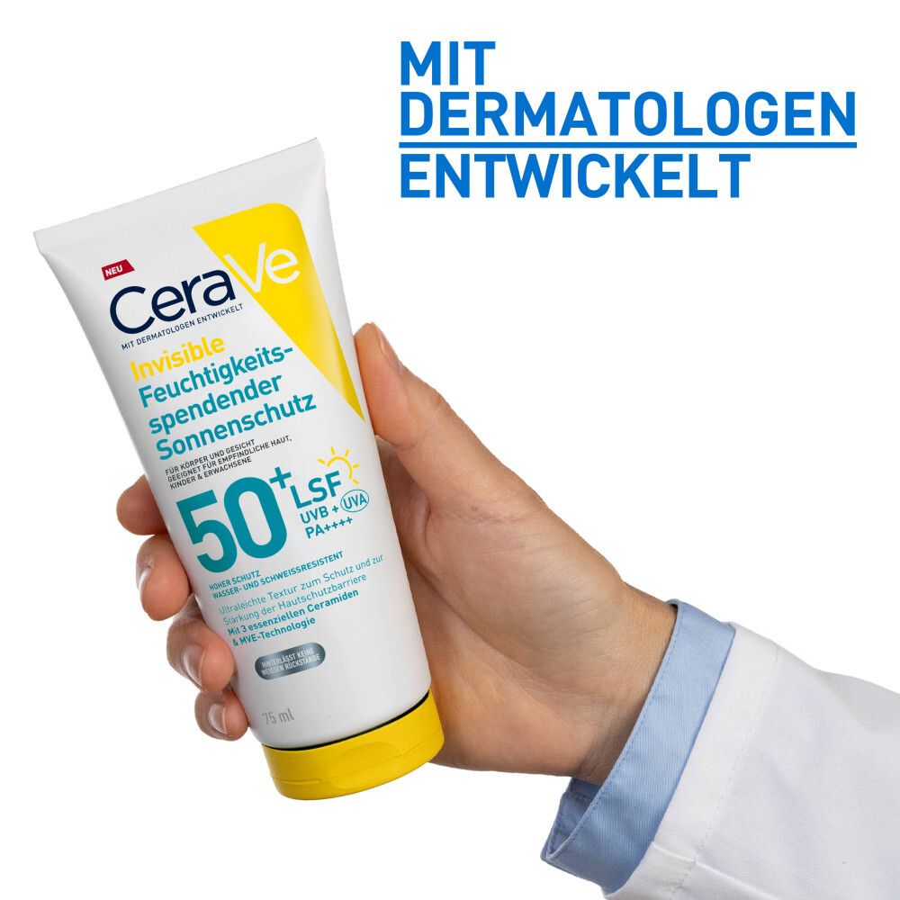 Person hält CeraVe Invisible Sonnenschutz LSF 50+ Tube. Text: Mit Dermatologen entwickelt.