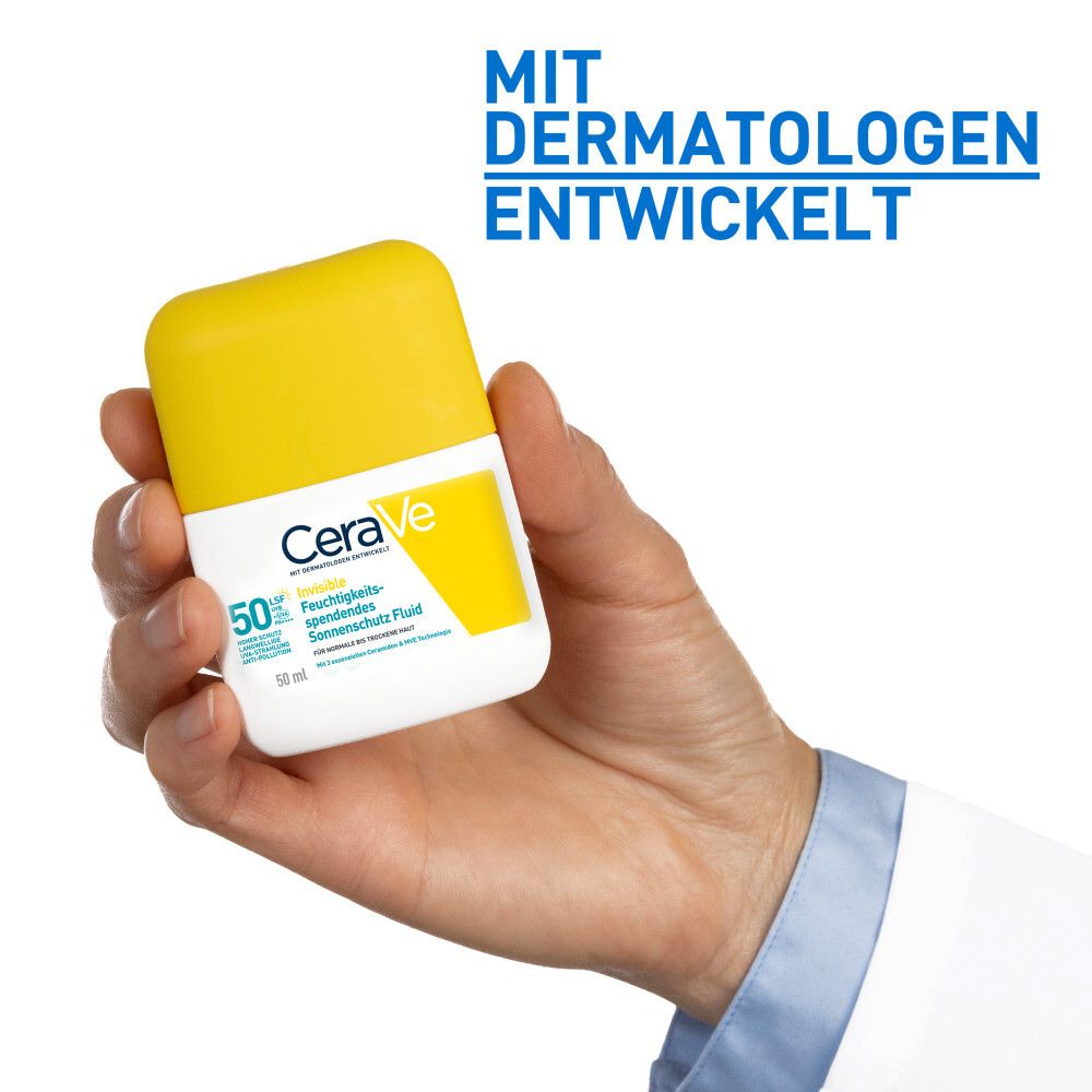 CeraVe Invisible Sonnenschutz Fluid LSF 50. Weiße Flasche mit gelbem Deckel. Hand hält Flasche.
