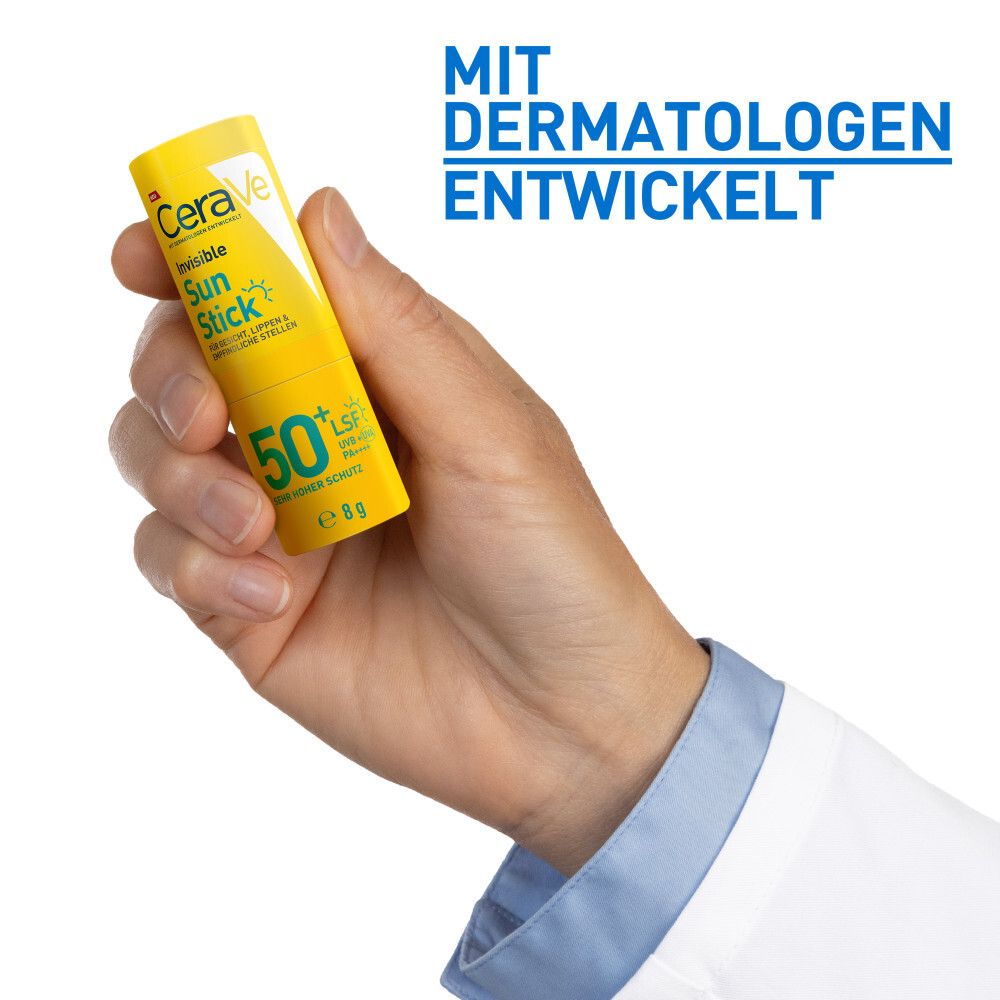Frau trägt CeraVe Invisible Sun Stick LSF 50+ auf. Text: 96% bestätigen keine weißen Rückstände.