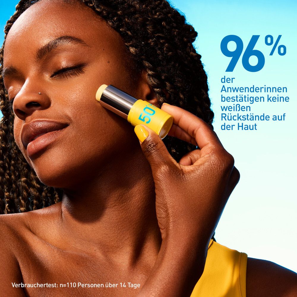 Frau trägt CeraVe Invisible Sun Stick LSF 50+ auf. Text: 8H Feuchtigkeit + sehr hoher Schutz.