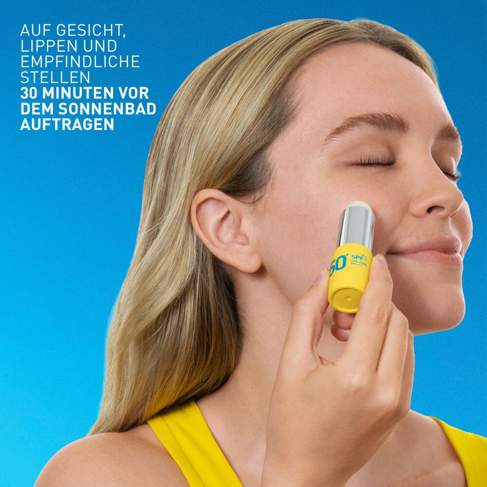 CeraVe Invisible Sun Stick LSF 50+ wird auf Haut aufgetragen. Text: Gleichmäßig verteilen: nicht fettend, nicht klebend.