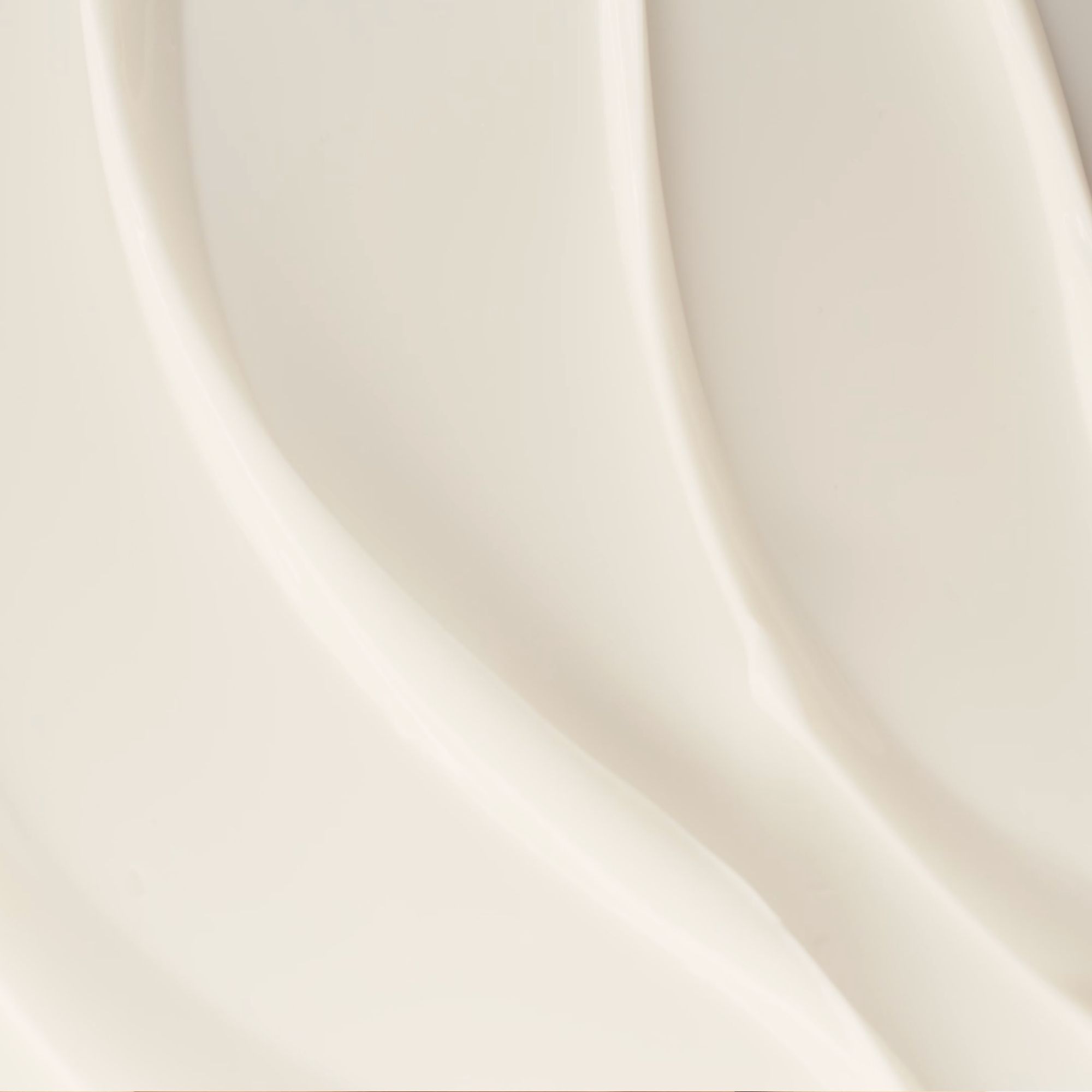 Nahaufnahme von Creme-Streifen. Glatte, helle Textur. Keine weiteren Details sichtbar.
