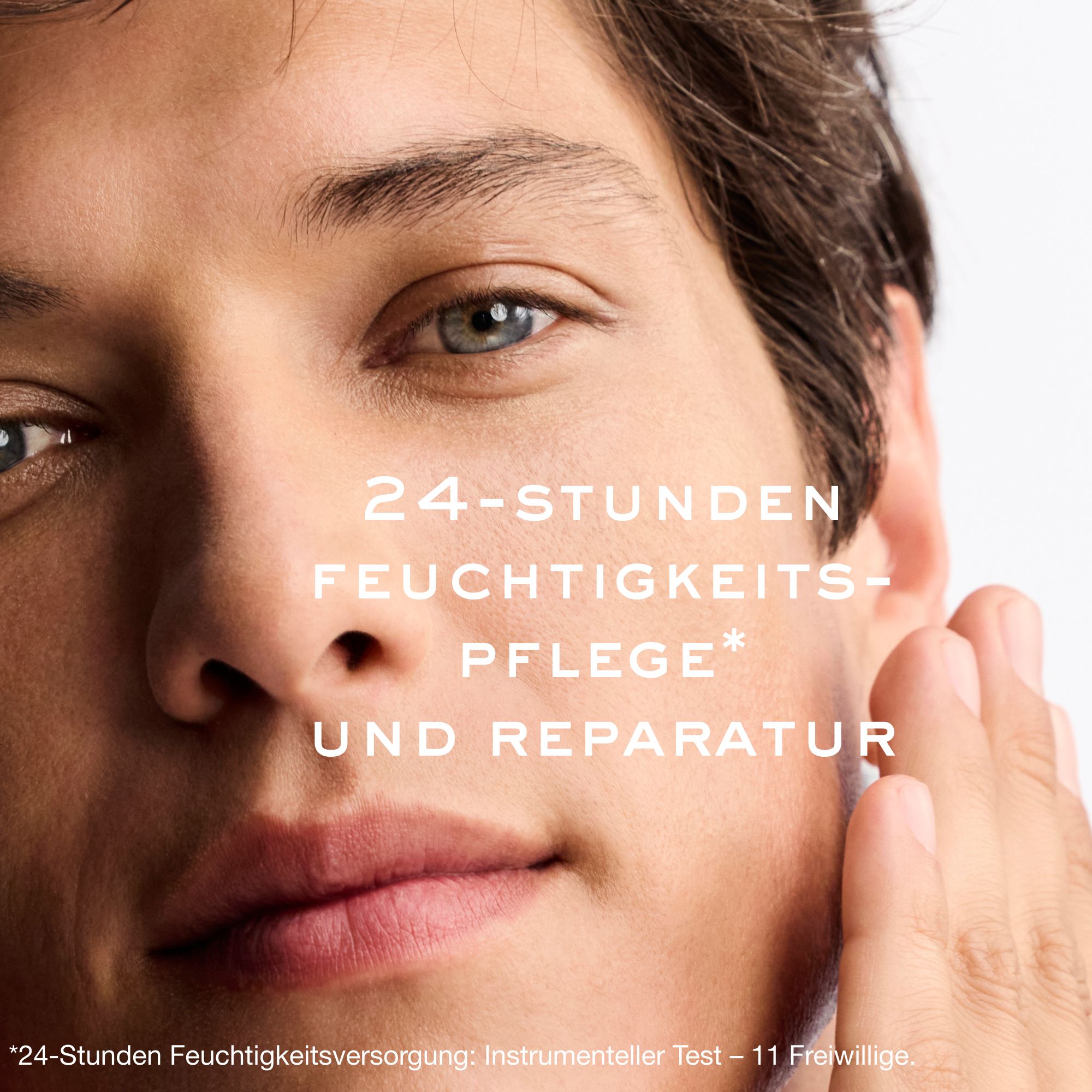 Nahaufnahme eines Mannes, der sein Gesicht berührt. Text: 24-Stunden-Feuchtigkeitspflege und Reparatur. *24-Stunden Feuchtigkeitsversorgung: Instrumenteller Test - 11 Freiwillige.