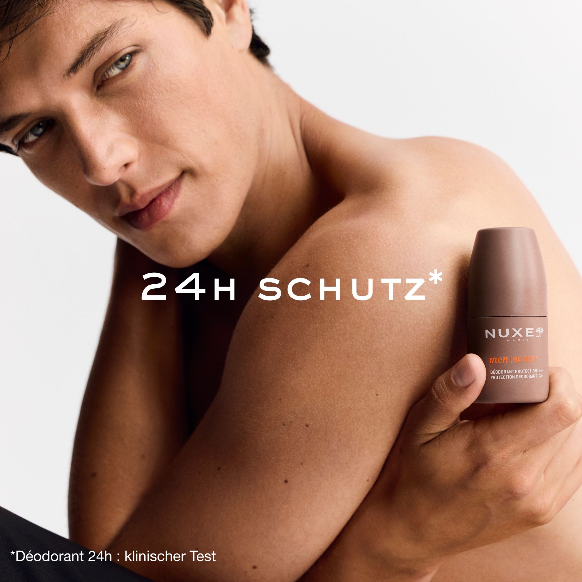Mann hält Deodorant-Roller. 24H Schutz. NUXE PARIS men [BOOST]³.