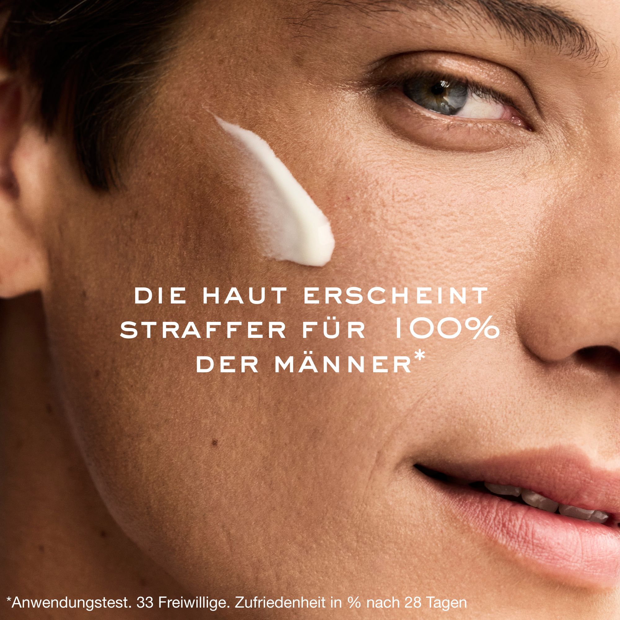Nahaufnahme eines Mannes mit Creme auf der Wange. Text: Die Haut erscheint straffer für 100% der Männer.