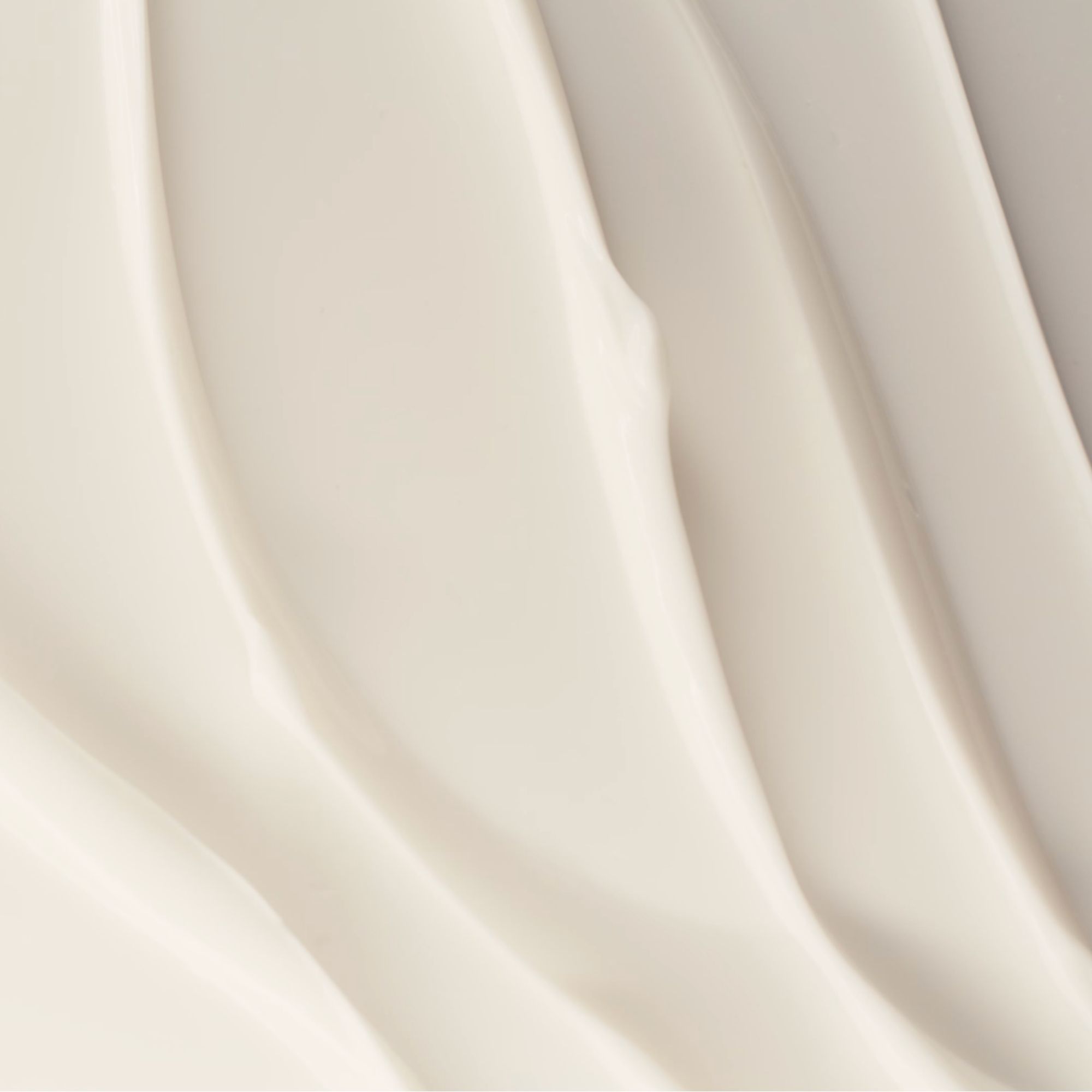 Nahaufnahme von Creme-Streifen. Textur: glatt, wellenförmig.