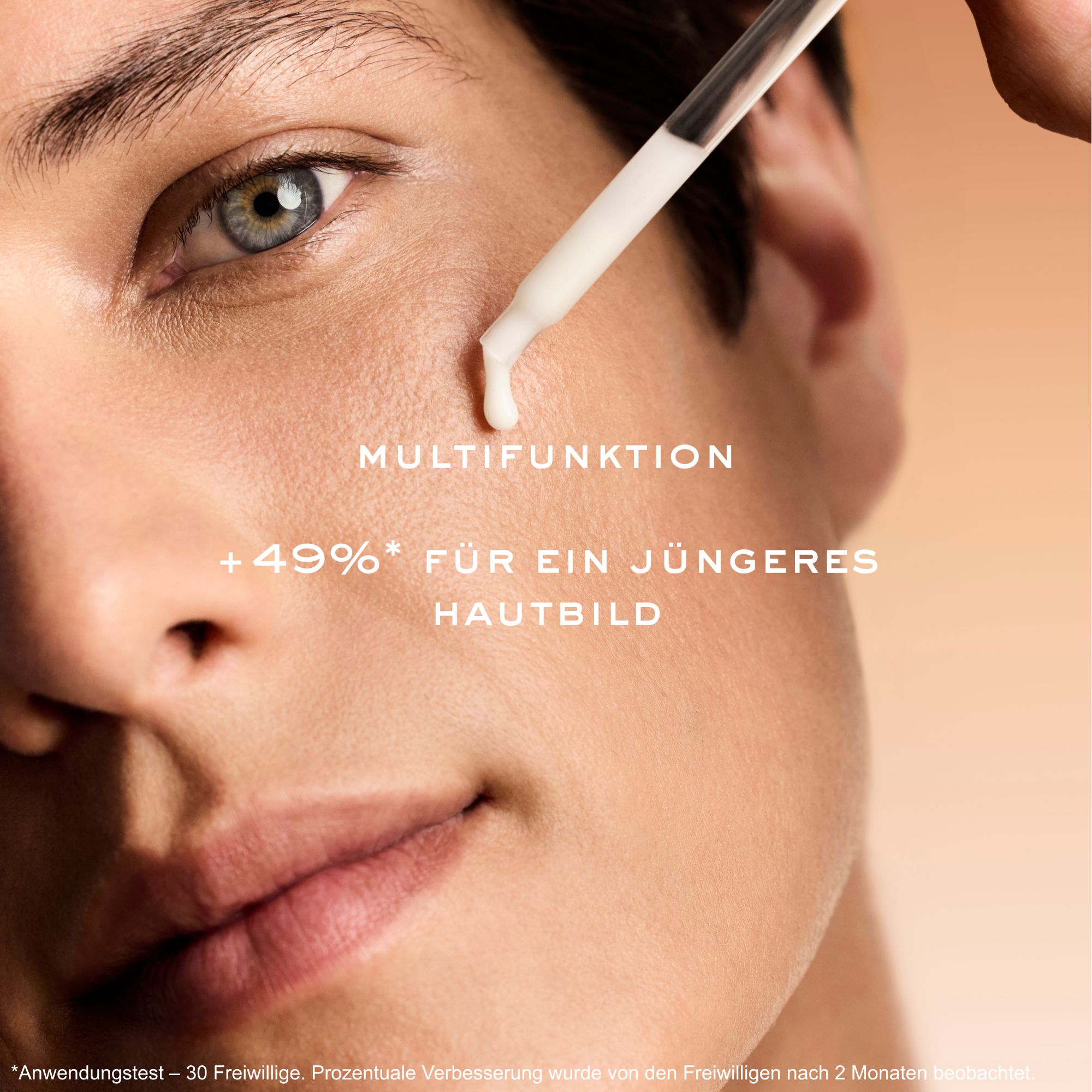 Nahaufnahme eines Mannes mit Serum auf der Haut. Text: Multifunktion, +49% für ein jüngeres Hautbild.