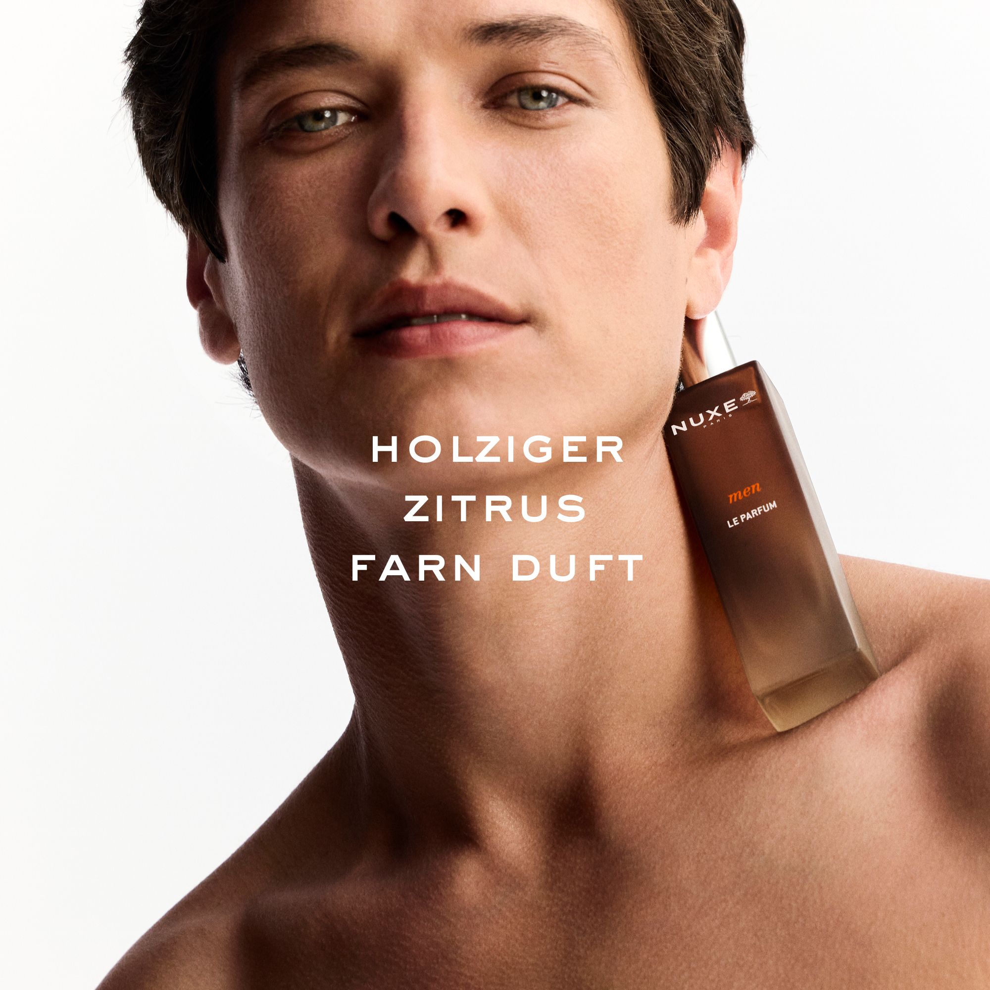 Mann mit Flakon am Hals. Aufschrift: NUXE Paris, men, LE PARFUM. Text: HOLZIGER ZITRUS FARN DUFT.