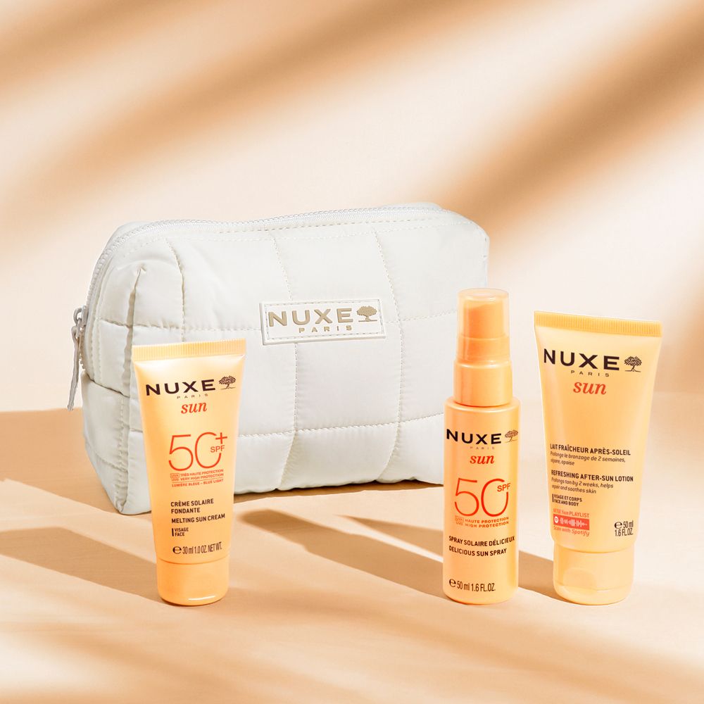 Beige Kosmetiktasche mit drei Sonnenpflegeprodukten. Aufschrift: Nuxe Sun, 50+.