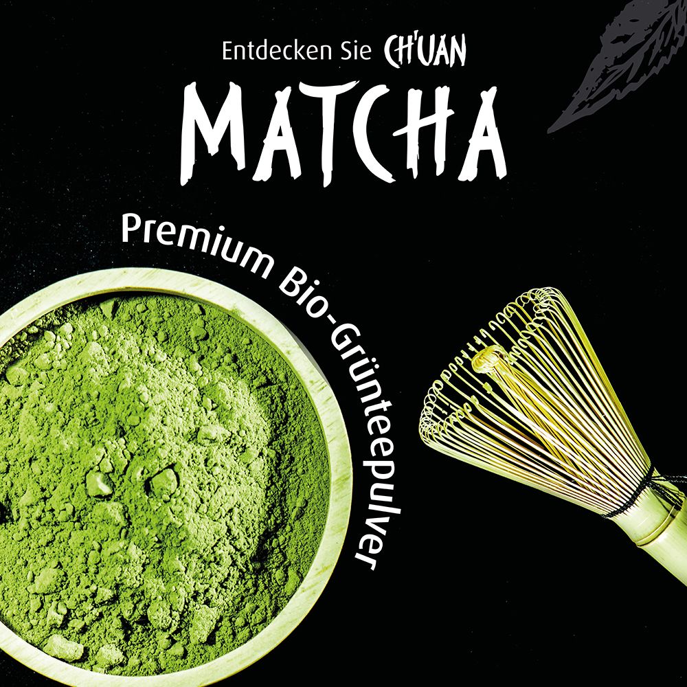 CH'UAN Matcha Premium Bio-Grünteepulver in einer Holzschale mit einem goldenen Bambusbesen daneben.