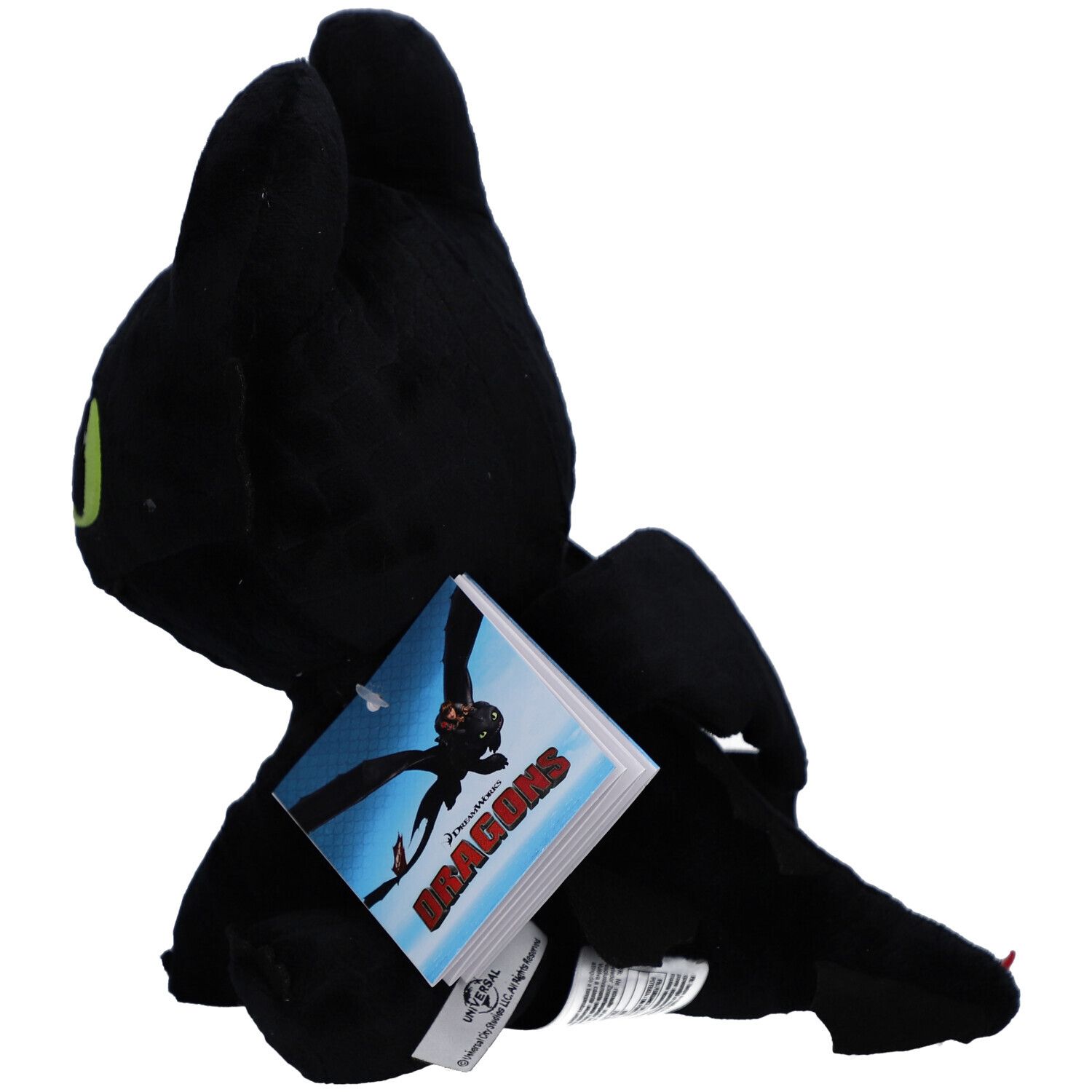 Schwarzes Stofftier, Drachenform, grüne Augen, Ohren, Flügel. Anhänger mit Bild. Seitenansicht.