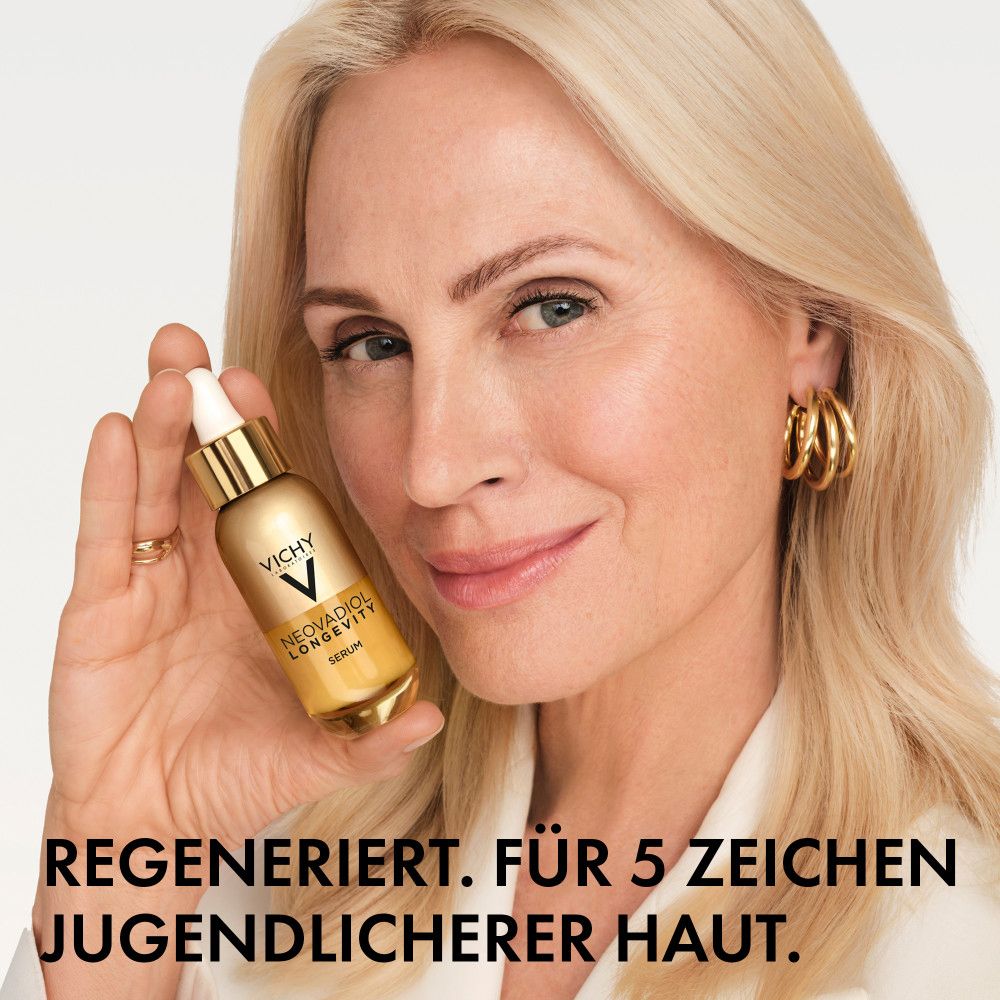Vichy Neovadiol Longevity Serum in goldener Flasche mit Pipette, gehalten von einer Frau.