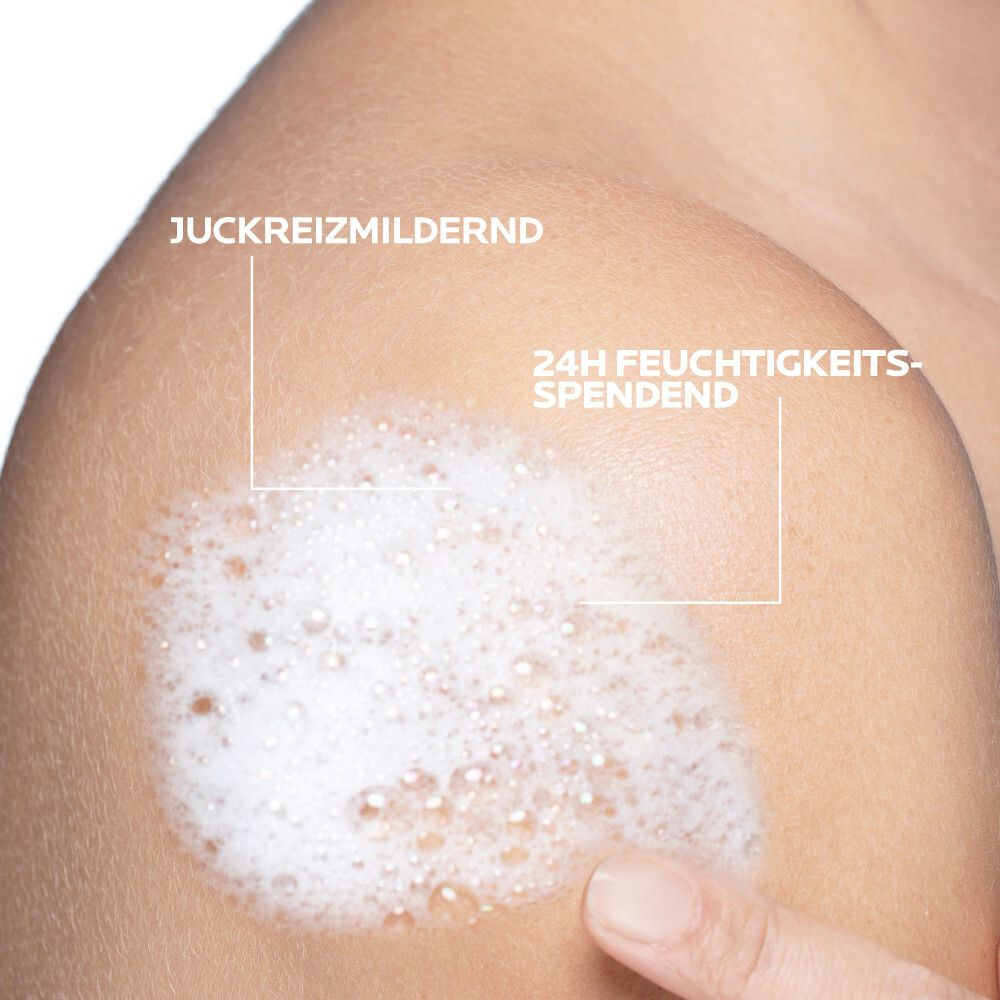 Schaum auf Schulter. Text: Juckreizlindernd, 24h feuchtigkeitsspendend.