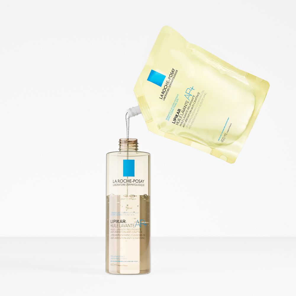 La Roche-Posay Lipikar Öl-Einbalsamierung Nachfüllpackung wird in eine Flasche gegossen.