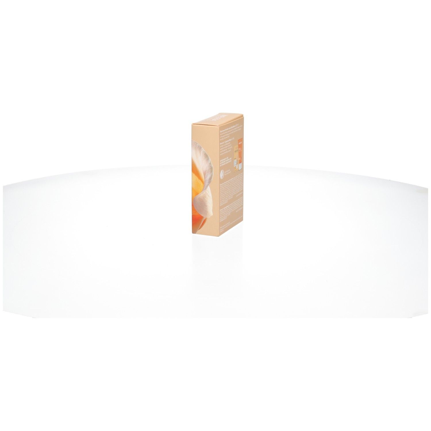 Geschenkbox, leicht schräg von der Seite. Beige Farbe, WELEDA-Logo. Produktnamen: Express Handcreme, Sanddorn, Everon Lippenpflege.