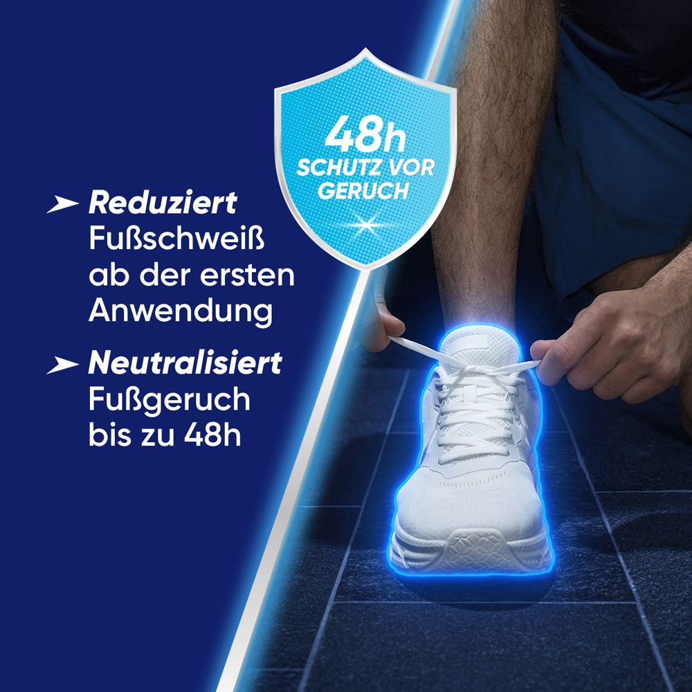 Person bindet Schnürsenkel. Text: Reduziert Fußschweiß, neutralisiert Geruch. 48h Schutz vor Geruch.