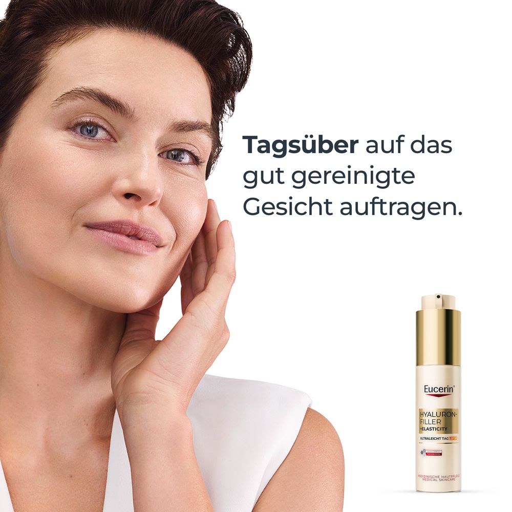 Frau berührt Gesicht. Eucerin Hyaluron-Filler + Elasticity Ultraleicht Tag LSF 50. Anwendung: Morgens auftragen.
