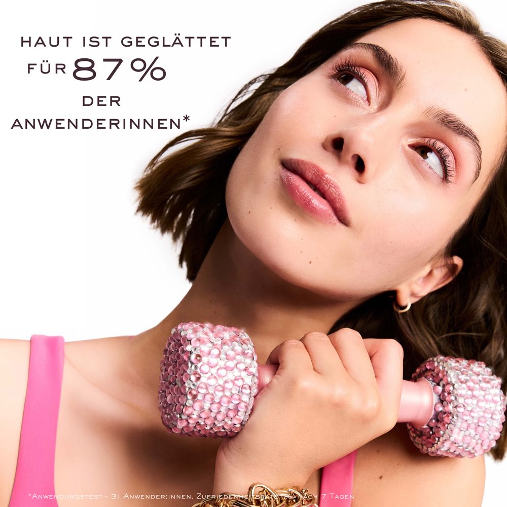Frau mit rosa Sport-Outfit und Hantel. Text: Haut ist geglättet für 87% der Anwenderinnen.
