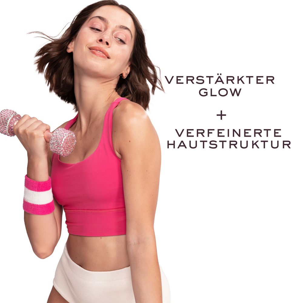Frau in Sportkleidung mit Hantel. Text: Verstärkter Glow + Verfeinerte Hautstruktur.