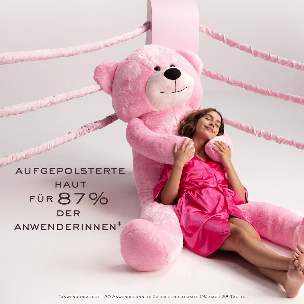 Frau umarmt einen rosa Teddybären. Text: Aufgepolsterte Haut für 87% der Anwenderinnen.