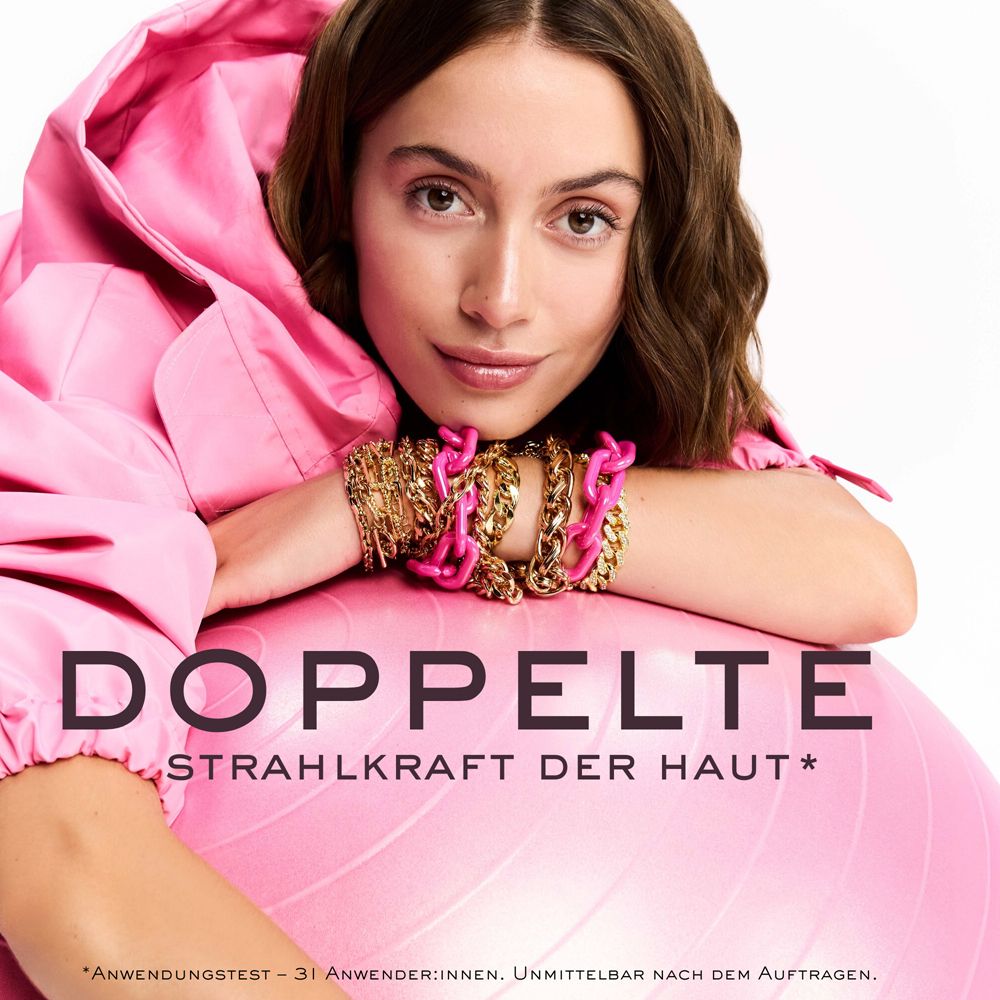 Frau lehnt sich an einen rosa Gymnastikball. Sie trägt rosa Kleidung und Schmuck. Text: DOPPELTE STRAHLKRAFT DER HAUT.