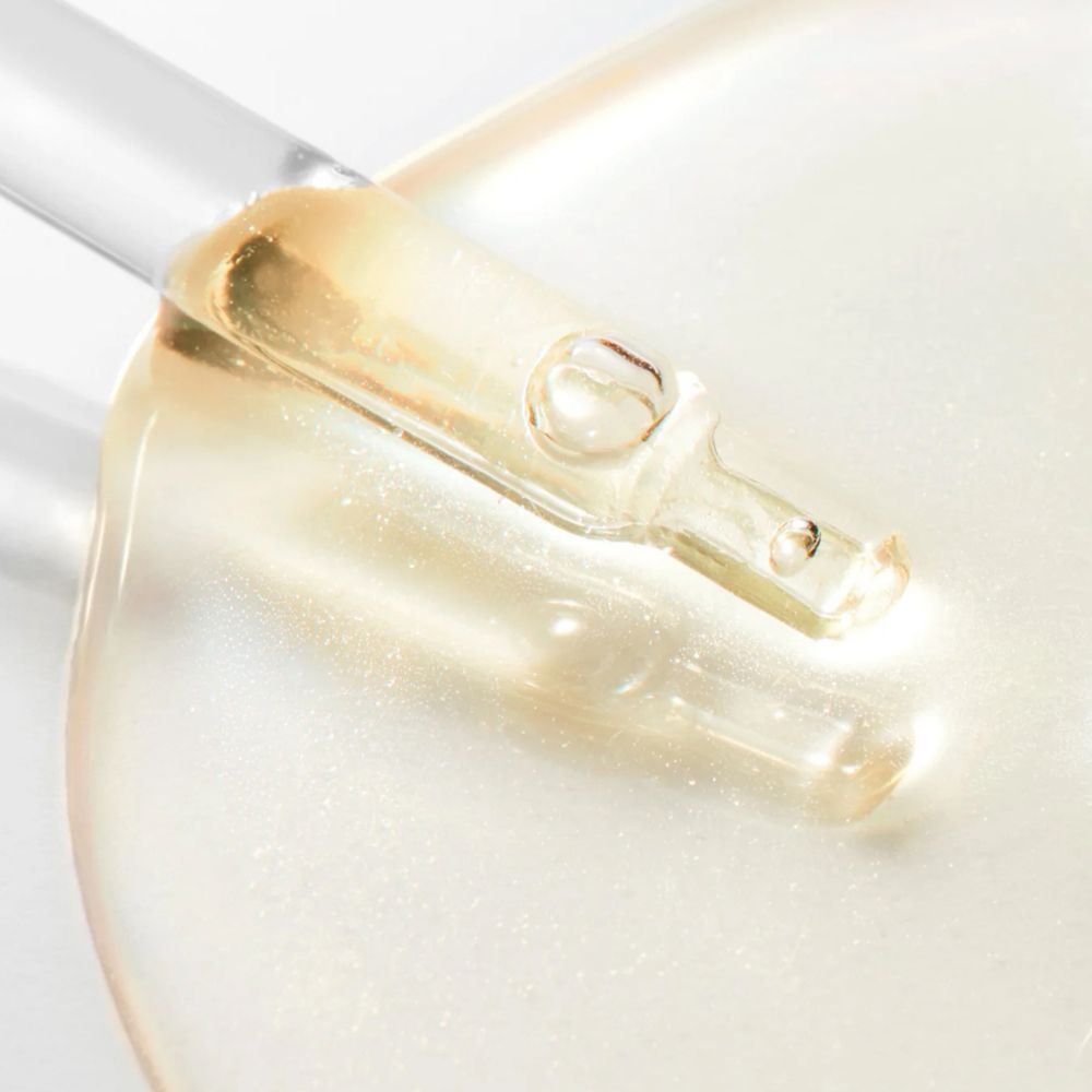 Nahaufnahme einer Pipette mit Serum. Das Serum ist klar und glänzend.