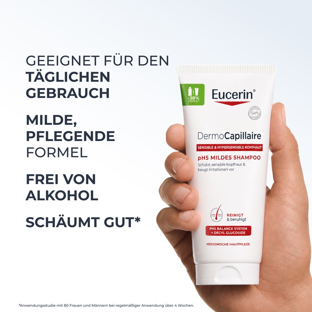 Hand hält Eucerin DermoCapillaire pH5 Mildes Shampoo Tube, geeignet für täglichen Gebrauch.