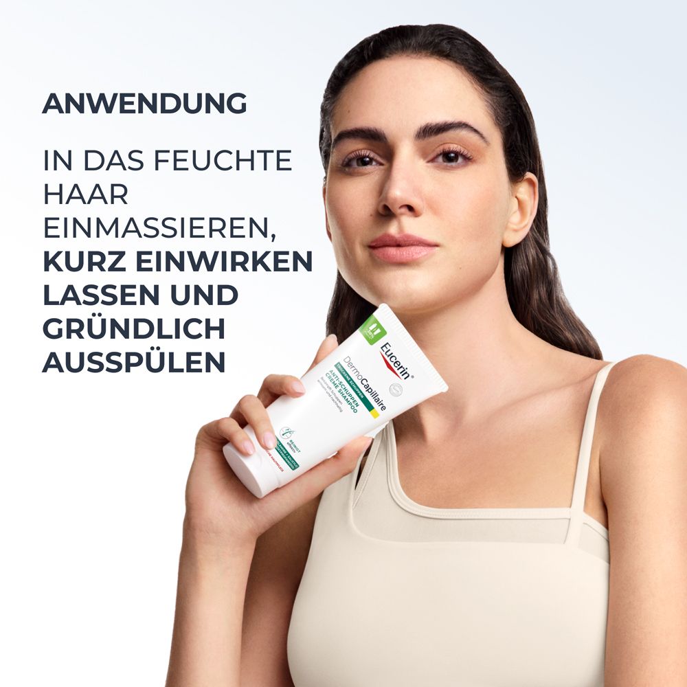Frau mit Eucerin DermoCapillaire Anti-Schuppen Creme Shampoo.