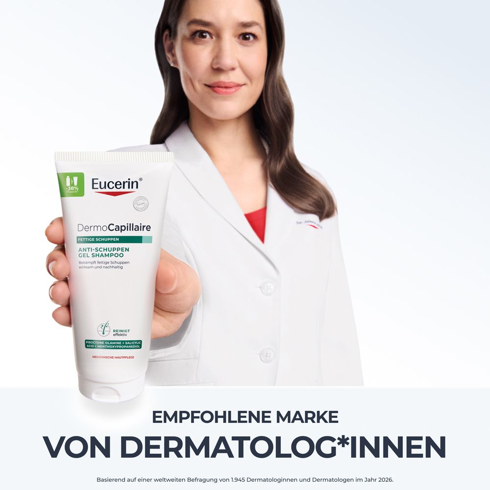 Frau im Arztkittel hält Eucerin DermoCapillaire Anti-Schuppen Gel Shampoo. Empfohlene Marke von Dermatologen.