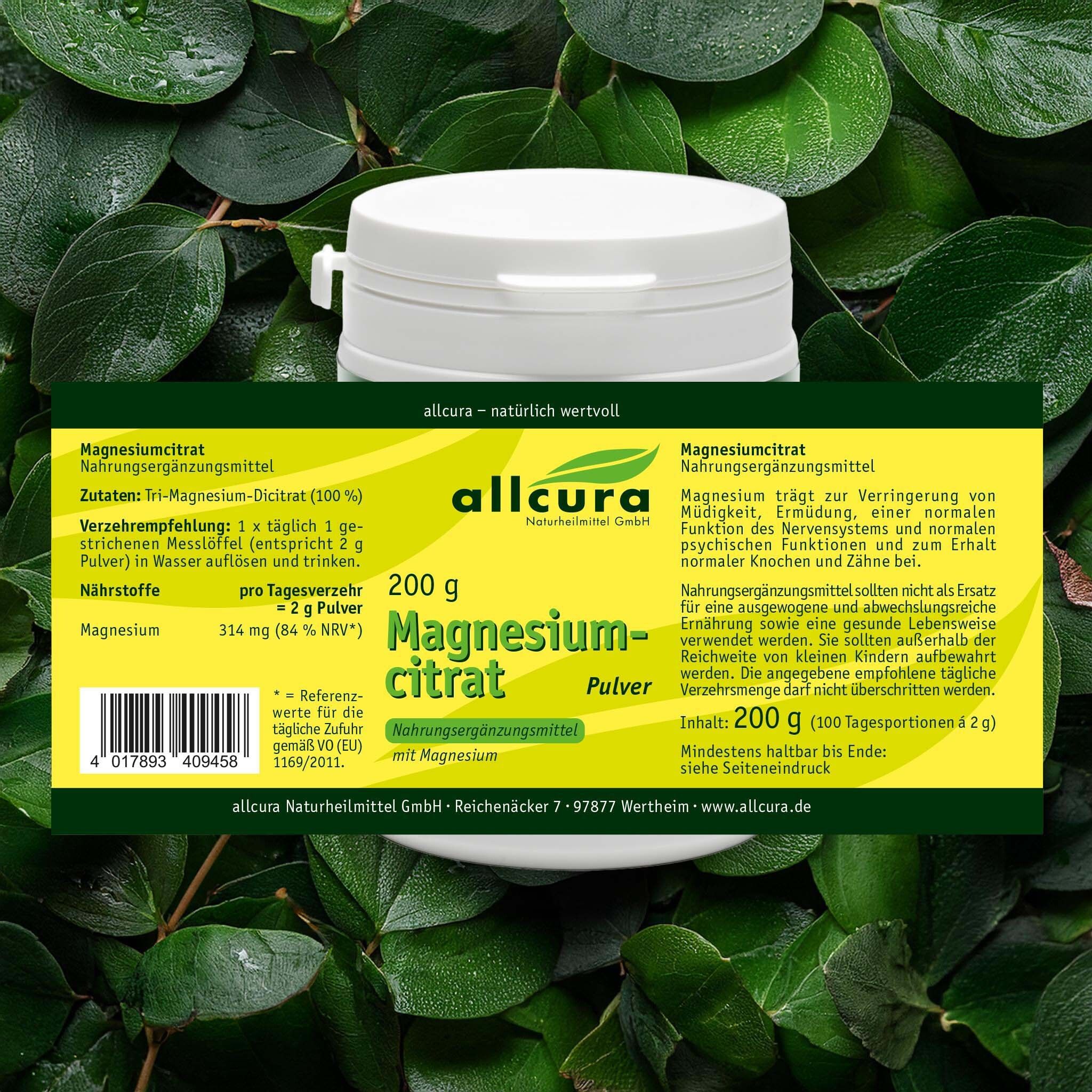 Behälter mit grünem Etikett vor Blättern. Etikett mit Text und Barcode. Marke: allcura.