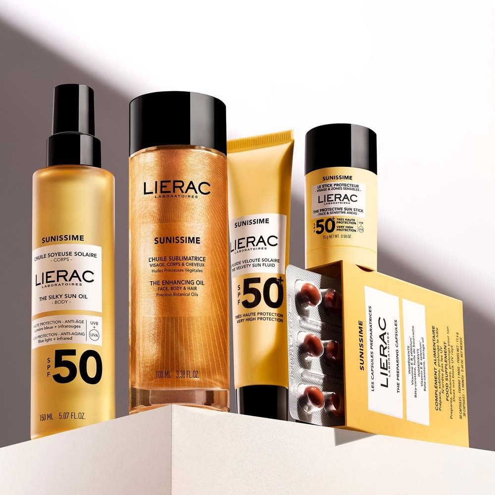 Verschiedene LIERAC SUNISSIME Produkte: Sonnenöl, Sonnencreme, Kapseln und Stick. SPF50+.