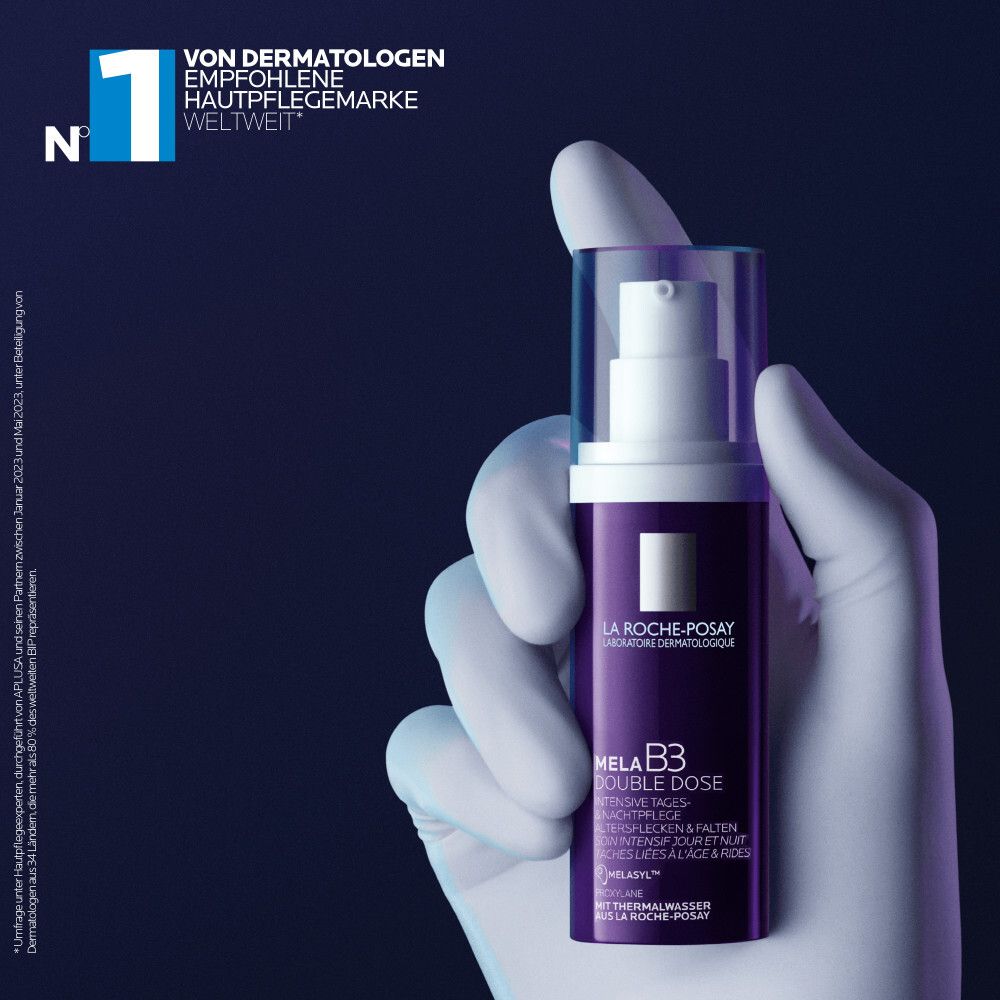 Hand hält La Roche-Posay Mela B3 Double Dose Flakon. Oben links: Nr. 1 von Dermatologen empfohlene Hautpflegemarke weltweit.
